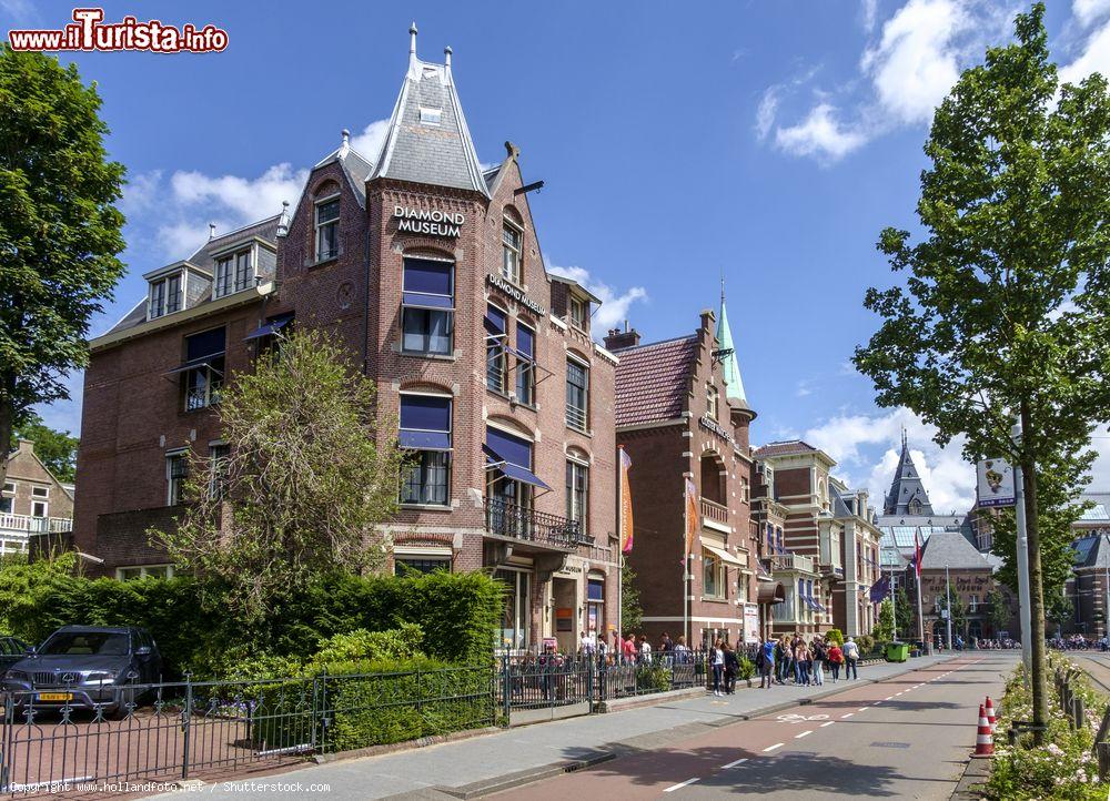 Immagine Gente in coda davanti al Museo dei Diamanti di Amsterdam, Olanda, in una giornata d'estate. E' l'unico museo d'Europa dedicato a questo minerale prezioso dopo la chiusura di quello di Anversa in Belgio - © www.hollandfoto.net / Shutterstock.com