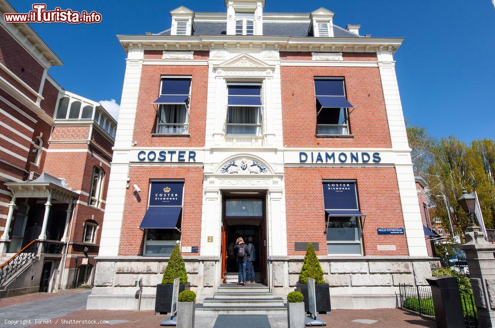 Immagine La sede della Coster Diamond a Amsterdam, Olanda. Si trova nel quartiere culturale della città, a fianco del Museo dei Diamanti. Qui si possono osservare i tagliatori di preziose gemme al lavoro - © lornet / Shutterstock.com