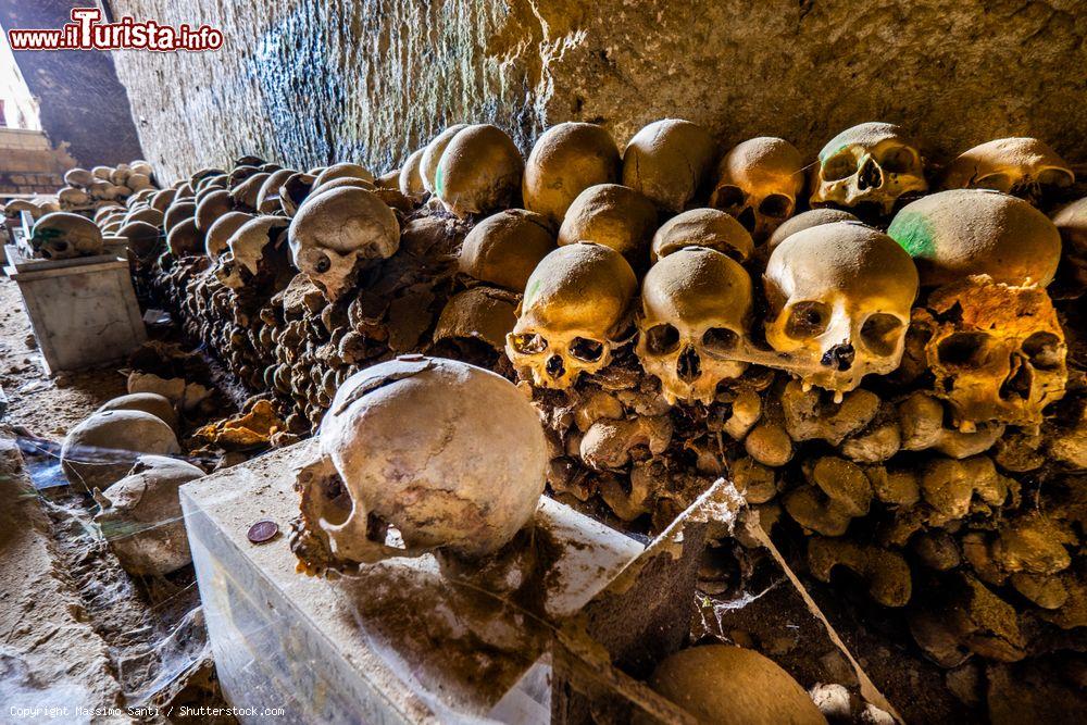 Il Viaggio Delle Fontanelle.Alcune Delle Migliaia Di Teschi Conservati Al Foto Napoli Cimitero Delle Fontanelle