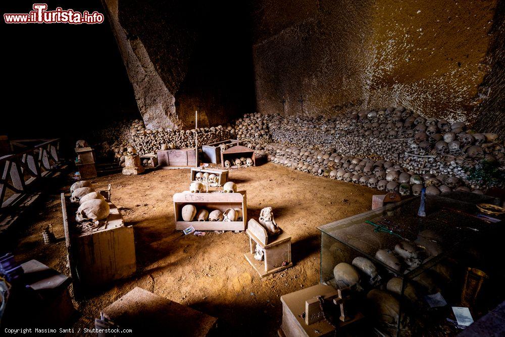 Immagine Cimitero delle Fontanelle, Napoli (Campania): veduta di una sala dell'ossario del cimitero - © Massimo Santi / Shutterstock.com