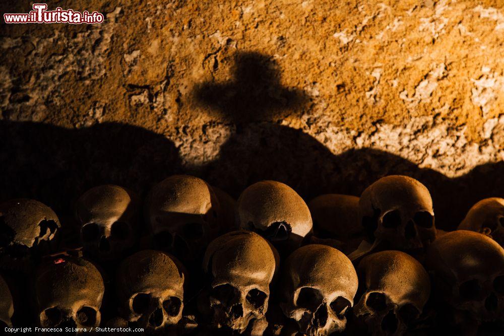 Immagine Crani ammassati a una parete del cimitero delle Fontanelle, Napoli (Campania) - © Francesca Sciarra / Shutterstock.com