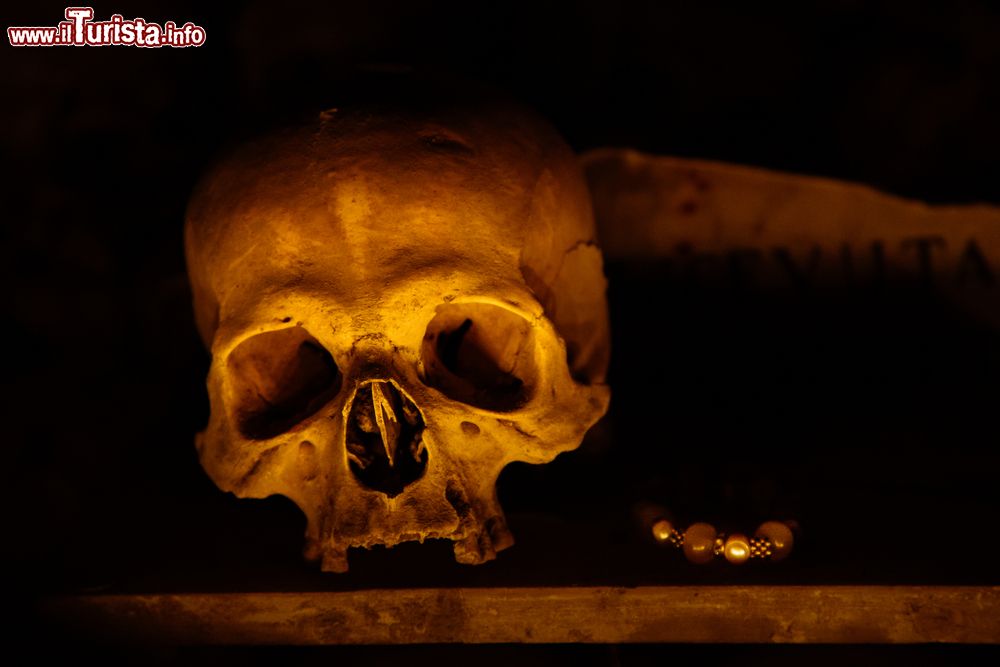 Il Viaggio Delle Fontanelle.Un Teschio Illuminato Nell Ossario Del Cimitero Foto Napoli Cimitero Delle Fontanelle