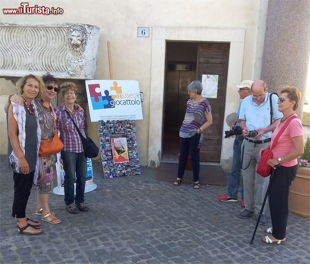 Immagine Ingresso del Museo del Giocattolo a Palazzo Rospigliosi di Zagarolo, Lazio - © Giorgio Pietrocola, CC BY-SA 4.0, Wikipedia