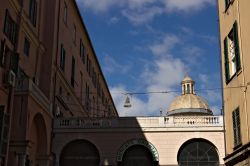 Scorcio dell'edificio che ospita il Mercato Orientale di Genova. - © Paolo Grassi / Shutterstock.com
