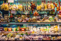Un banco gastronomico trabbocante di specialità liguri e non, al Mercato Orientale di Genova - © Yulia Grigoryeva / Shutterstock.com