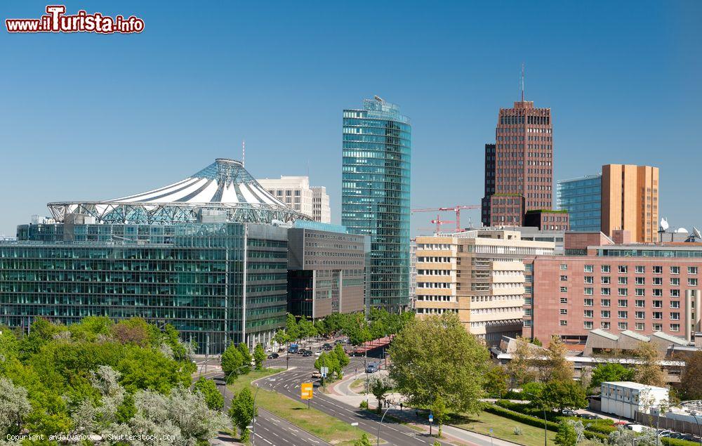 Immagine Panorama aereo di Potsdamer Platz a Berlino, Germania. Qui sorge uno dei simboli moderni della capitale tedesca: il Sony Zentrum voluto dalla multinazionale giapponese che lo fece costruire fra il 1995 e il 1998 - © anyaivanova / Shutterstock.com