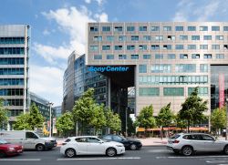 Insegna del Sony Center in Potsdamer Platz a Berlino, Germania. Oltre ad ospitare la sede della Sony è diventato anche un punto d'incontro per giovani e turisti grazie alla connessione ...