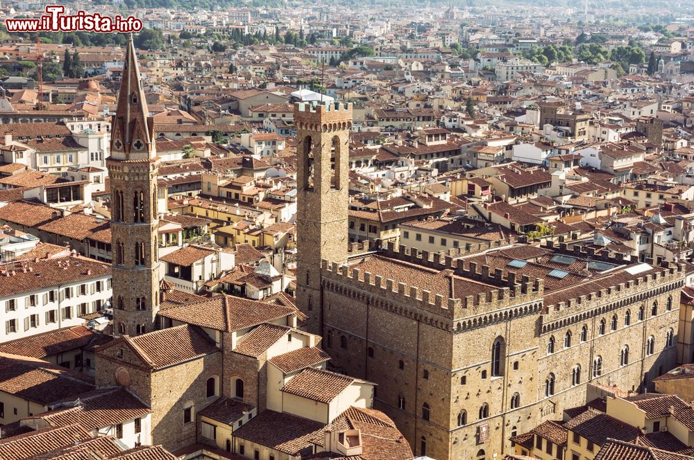 Immagine Il Palazzo del Bargello e il campanile della Badia Fiorentina a Firenze visti dall'alto. Sono due importanti simboli della città toscana.