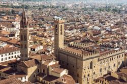 Il Palazzo del Bargello e il campanile della Badia Fiorentina a Firenze visti dall'alto. Sono due importanti simboli della città toscana.

