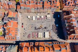 Vista aerea del cuore di Varsavia: la storica piazza del Mercato