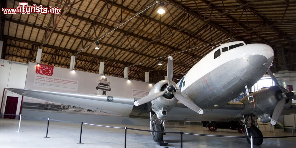 Immagine Un DC3 dentro ad un hangar di Volandia, il fantastico museo degli aerei a Somma Lombardo, Malpensa (Lombardia)