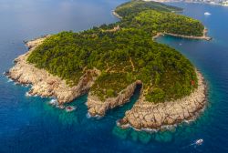 L'isola di Lokrum si trova appena al largo di Dubrovnik in Croazia