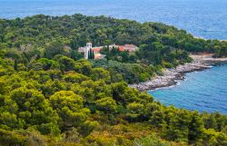 Vista aerea dell'incontaminata isola di Dubrovnik: siamo a Lokrum in Croazia