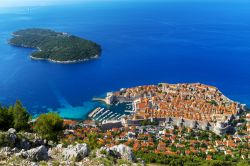 Vista aerea di Dubrovnik e l'isola di Lokrum famosa per le sue spiagge e i luoghi de il Trono di Spade