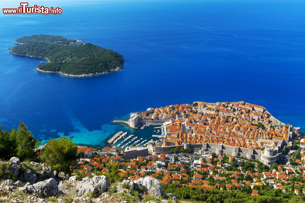 Immagine Vista aerea di Dubrovnik e l'isola di Lokrum famosa per le sue spiagge e i luoghi de il Trono di Spade