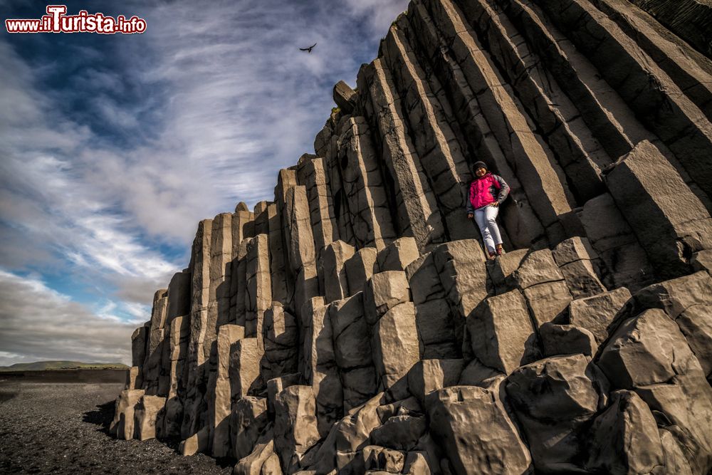 Immagine Le colonne di basalto sulla spiaggia di Reynisfjara circondano la grotta di Hálsanefshellir. Siamo vicini al paese di Vik, sulla costa meridionale dell'Islanda.