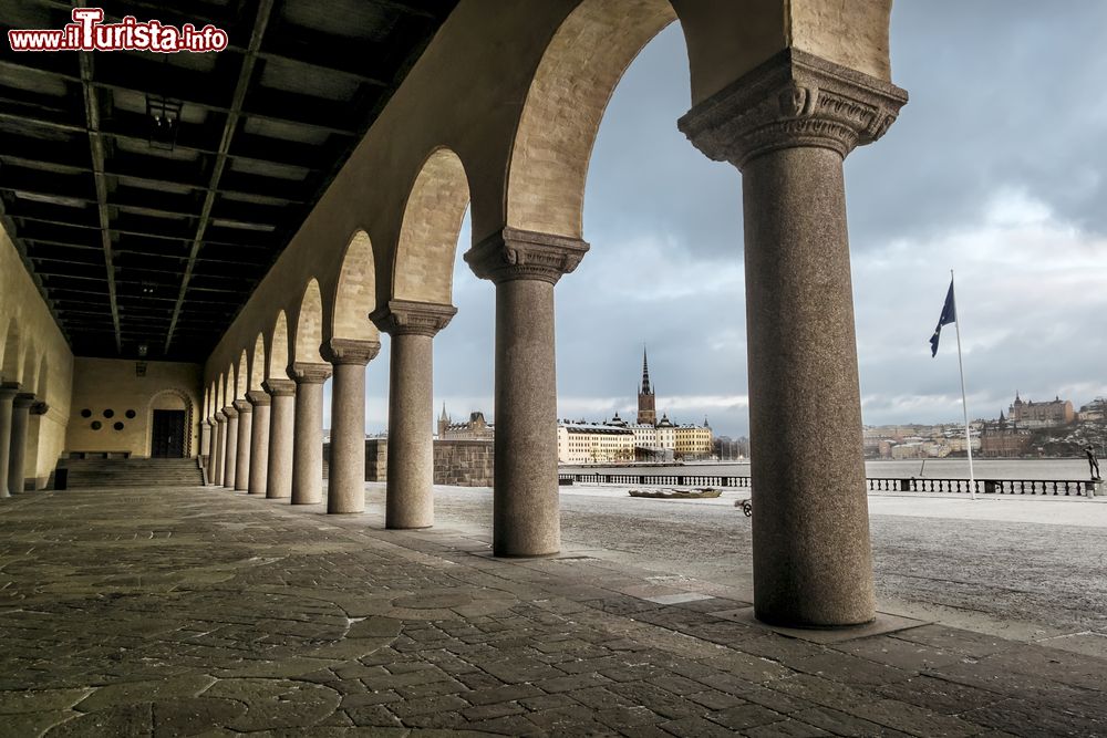 Immagine Il colonnato del Municipio di Stoccolma (Svezia) in inverno.
 