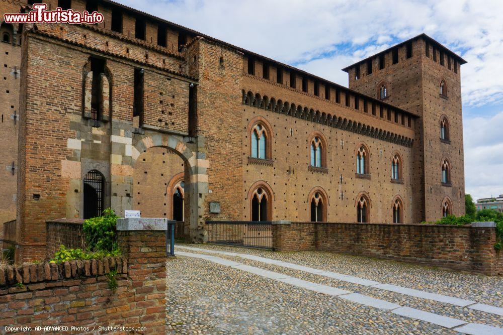 Immagine Veduta del castello medievale di Pavia (Lombardia). E' considerato uno dei più insigni esempi dell'architettura gotica lombarda - © AD-ADVANCED Photos / Shutterstock.com