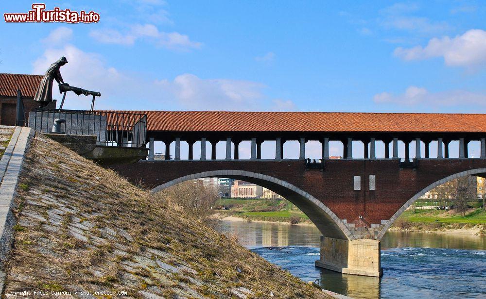 Immagine Architettura del Ponte Coperto di Pavia, Lombardia. Il ponte attuale è stato costruito circa 30 metri a valle di quello precedente ed è anche più largo e alto rispetto all'altro - © Fabio Caironi / Shutterstock.com