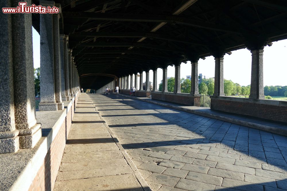 Immagine Passaggio coperto del ponte di Pavia, Lombardia, costruito con mattoni e pietra sul Ticino.