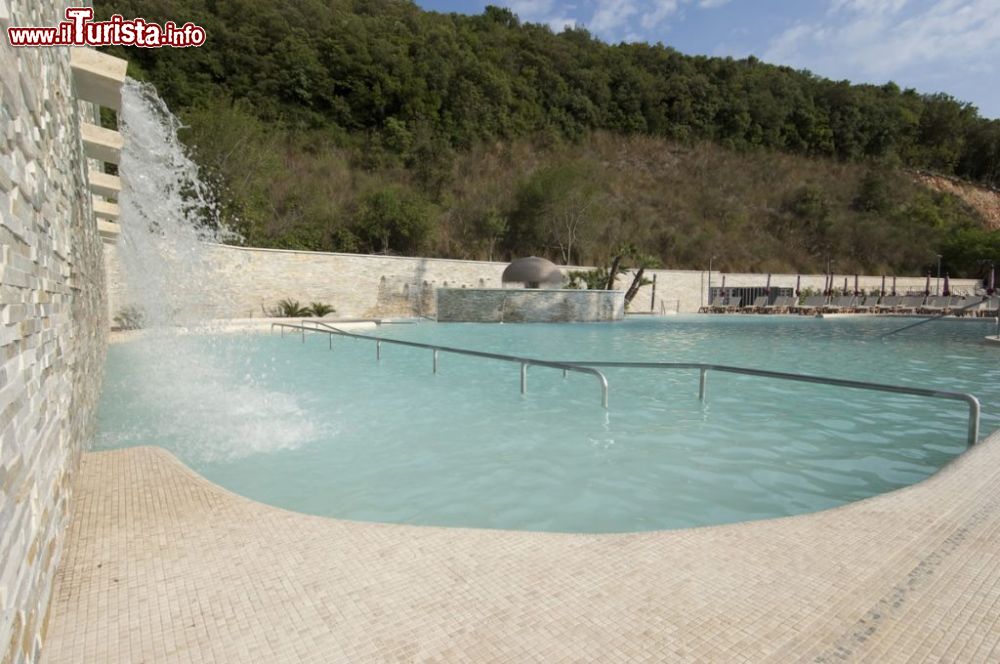 Immagine Una vasca termale nello stabilimento di Castelforte nel Lazio - © www.termevescine.com