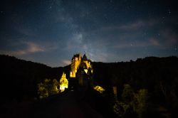 Il magico cielo notturno del Castello di Eltz in Germania