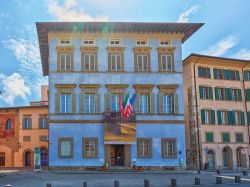 Palazzo Giuli Rosselmini Gualandi meglio conosciuto come Palazzo Blu ospita mostre e rassegne d'arte in centro a Pisa - © MeloDPhoto / Shutterstock.com
