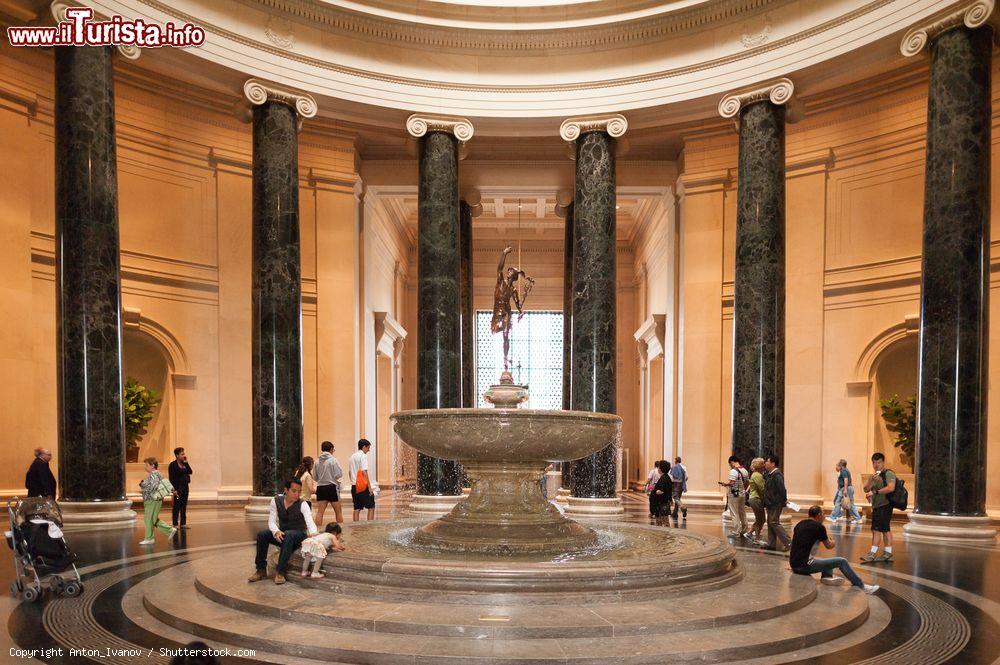 Immagine L'atrio della National Gallery of Art di Washington, Stati Uniti d'America. Con i suoi quasi 4 milioni di visitatori all'anno è uno dei più frequentati dai turisti di tutto il mondo - © Anton_Ivanov / Shutterstock.com