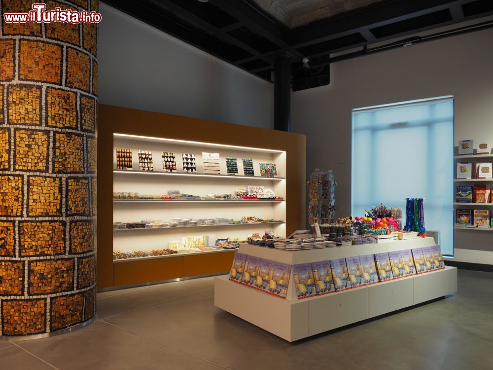 Immagine Il Book Shop del Museo Classis a Ravenna, Emilia Romagna. Si possono acquistare libri e volumi sulla storia archeologica della città oltre che gadget per tutte le età.