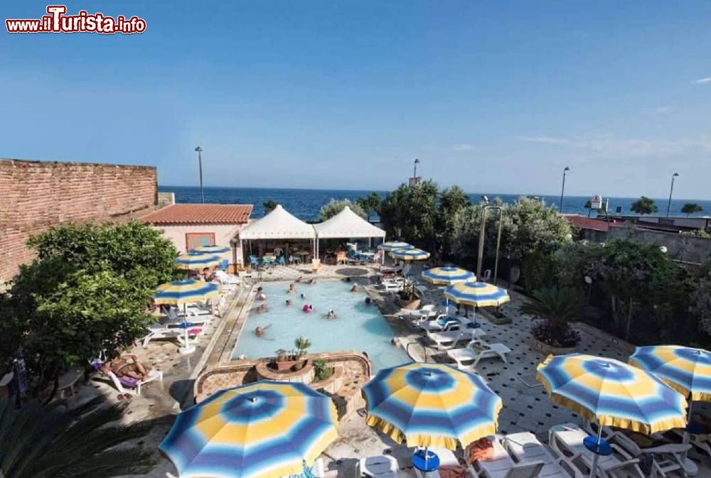 Immagine Hotel Terme Acqua Grazia la piscina esterna dell'hotel termale di Ali Terme