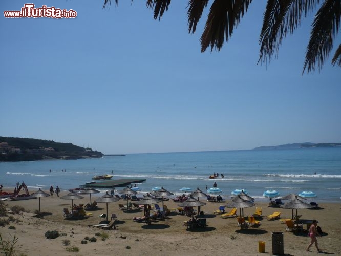 A 15 minuti di auto da Sidari, sulla costa ovest dell'isola, si trova Agios Stefanos, paesino piccolo ma con una spiaggia incantevole.