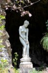 Una statua in marmo nei favolosi Giardini Botanici Hanbury a Mortola Inferiore di Ventimiglia, in Liguria