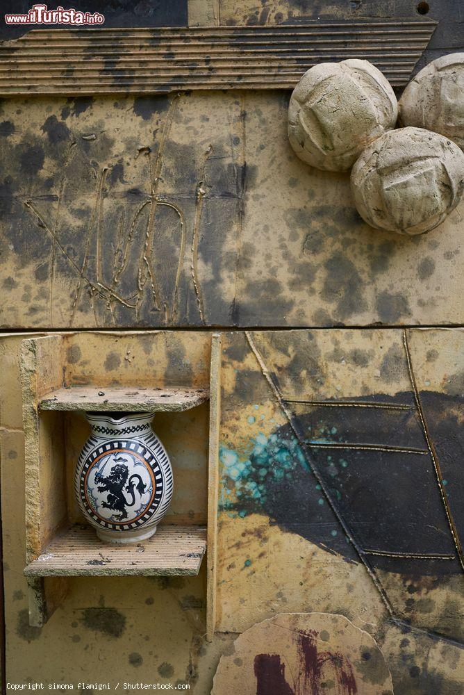 Immagine Un dettaglio dell'ingresso del museo delle Ceramiche di Faenza - © simona flamigni / Shutterstock.com