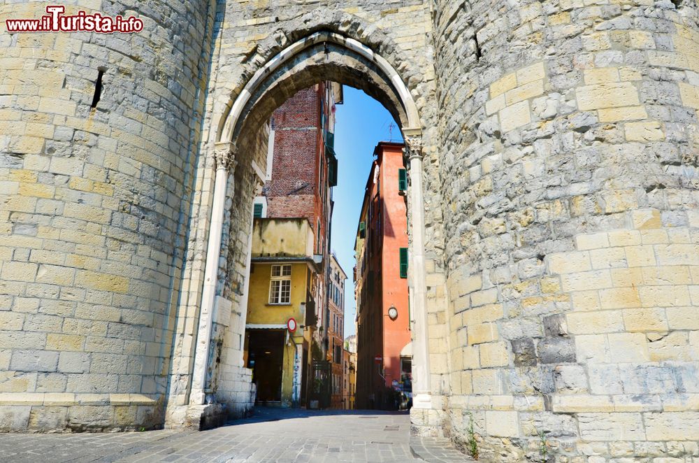 Immagine Porta Soprana di S. Andrea, centro storico di Genova in Liguria