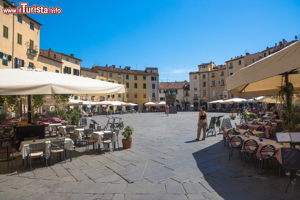 Immagine I ristoranti e bar della celebre Piazza dell'Anfiteatro in centro a Lucca, in Toscana