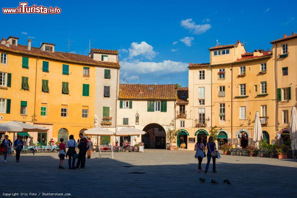 Immagine La Piazza dell'Anfiteatro di Lucca sorge sulle antiche rovine di una arena romana - © Cris Foto / Shutterstock.com