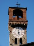 Da secoli la Torre delle Ore di Lucca ospita un orologio simbolo della città della Toscona