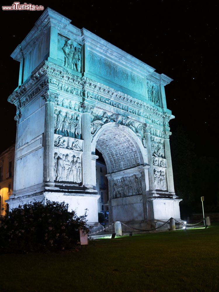 Immagine Benevento, Campania: l'Arco di Traiano illuminato di sera