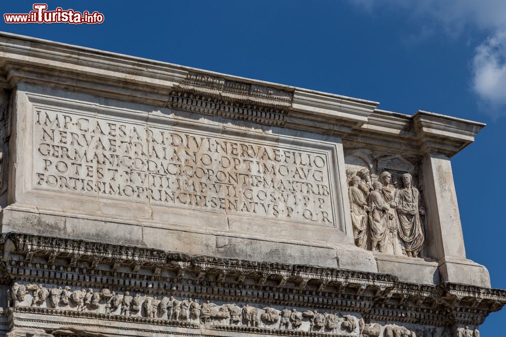 Immagine Iscrizione dedicatoria all'imperatore Traiano sull'arco romano di Benevento