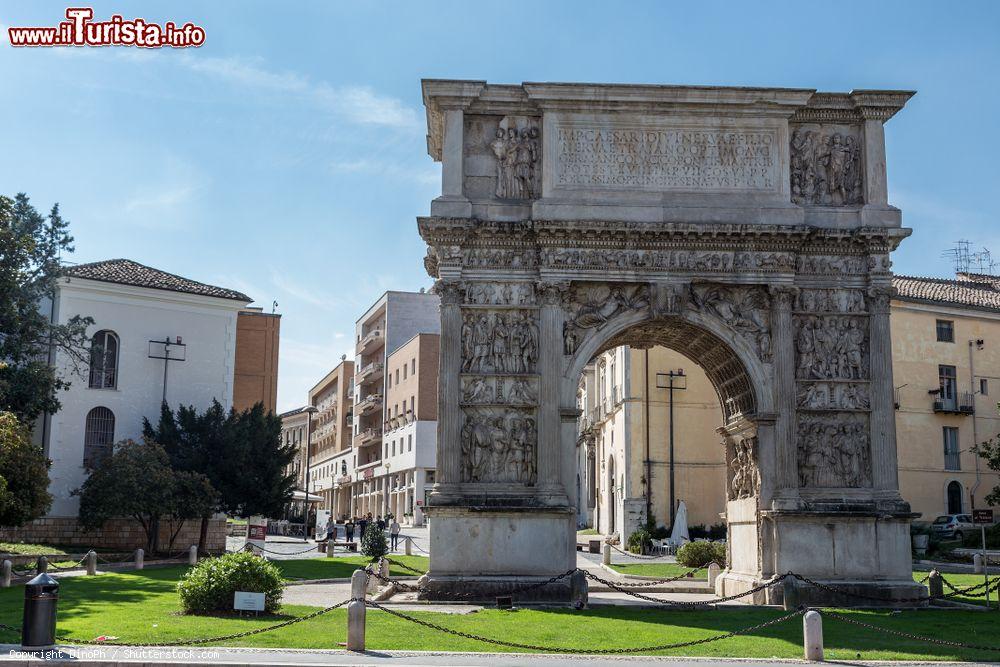 Immagine Le case del centro di Benevento e il grande Arco di Traiano - © DinoPh / Shutterstock.com