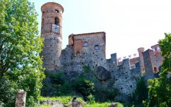 Il castello medievale di Pavone Canavese in Piemonte - © kateafter / Shutterstock.com