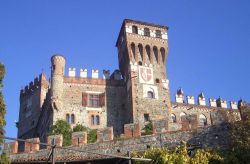 Il sorprendente castello di Pavone Canavese uno dei manieri più belli d'Italia - © Laurom, Wikipedia