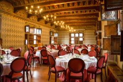 Una sala interna del Castello di Pavone Canavese, spesso utilizzata per i matrimoni - © elitravo / Shutterstock.com
