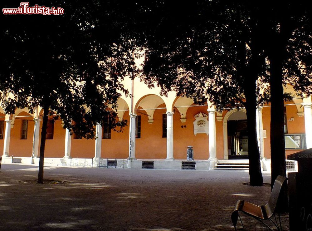 Immagine Il portico che costeggia l'edificio della Pinacoteca Nazionale di Bologna - © Roberta Milani, CC BY-SA 4.0, Wikipedia