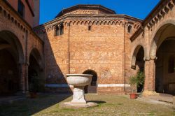 Il Cortile di Pilato e la Chiesa del Santo Sepolcro a Bologna, Basilica di Santo Stefano - © spatuletail / Shutterstock.com