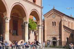 Piazza Santo Stefano e la facciata della Chiesa dei SS. Vitale e Agricola a Bologna - © FREEDOMPIC / Shutterstock.com