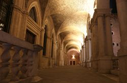 Il portico inferiore della Basilica Palladiana in centro a Vicenza