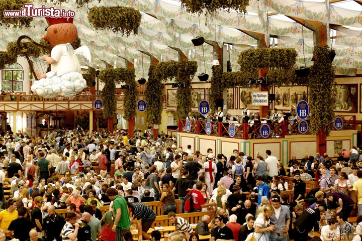 Folla all'interno di un tendone all'Oktoberfest di Monaco - Foto München Tourismus/G. Blank