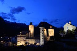 Briga e il Castello Stockalper fotografate al crepuscolo: siamo nel Canton Vallese in Svizzera