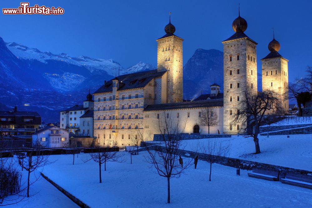 Immagine Vista invernale del Castello di Stockalper in Svizzera, dopo una nevicata nel Canton Vallese